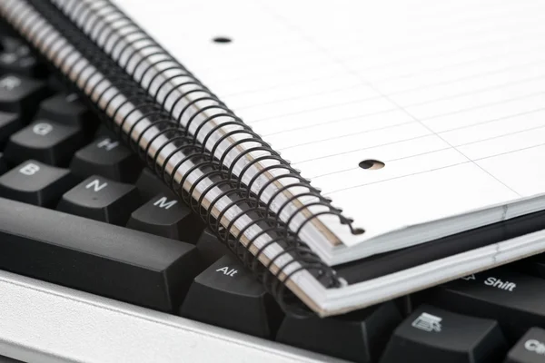 Cuaderno en blanco en el teclado — Foto de Stock