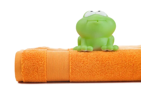 Asciugamano arancione e rana giocattolo — Foto Stock