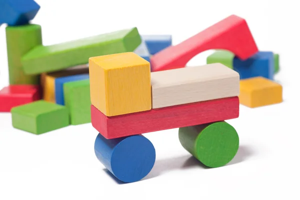Carro de blocos de brinquedos de madeira coloridos — Fotografia de Stock