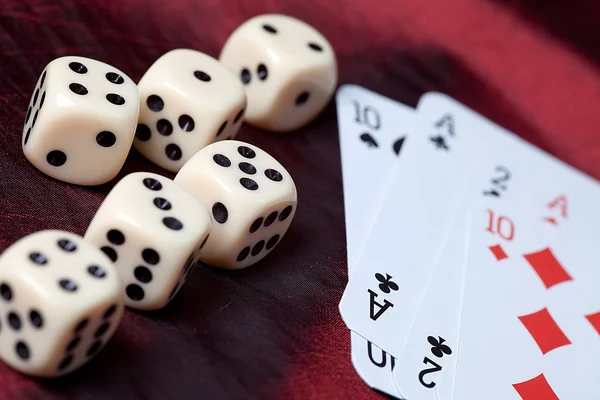 Speelkaarten en dobbelstenen — Stockfoto