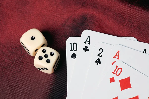 Hrací karty a kostky — Stock fotografie