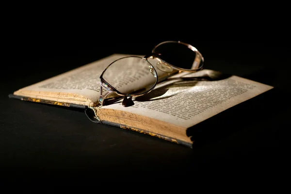Gammal bok med glasögon — Stockfoto