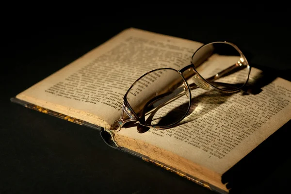 Altes Buch mit Brille — Stockfoto