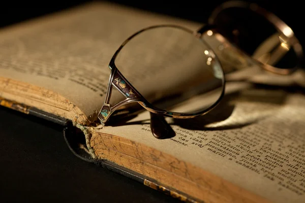 Detail starých knih s brýlemi — Stock fotografie