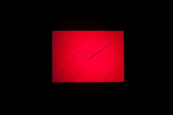 Zarflar kırmızı ışık ile — Stok fotoğraf