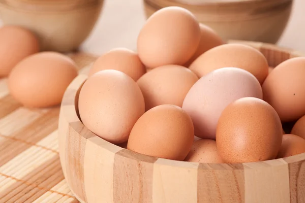 Huevos en tazón de madera —  Fotos de Stock