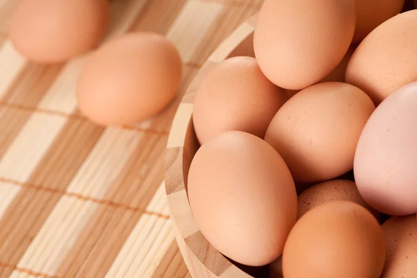 Ovos em tigela de madeira — Fotografia de Stock