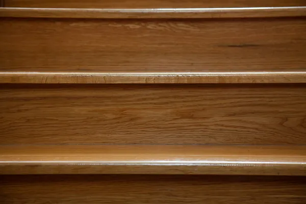 Крупный план деревянных лестниц — стоковое фото