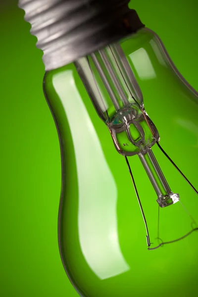 Detalj av glödlampa på grön bakgrund — Stockfoto