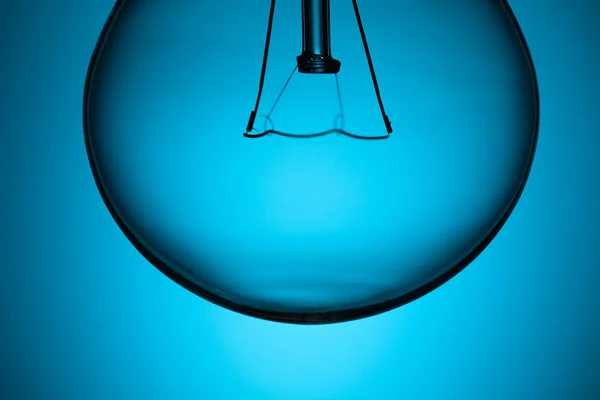 Detail žárovky na modrém pozadí — Stock fotografie