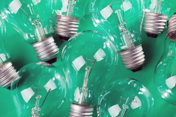 Лампочка на зеленом фоне — стоковое фото