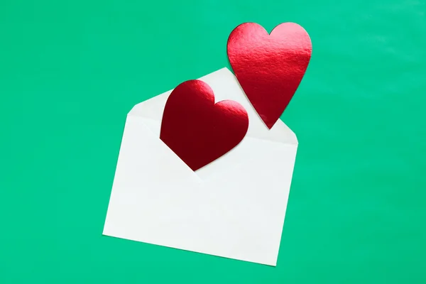 Kağıt zarf içinde kırmızı kalp — Stok fotoğraf