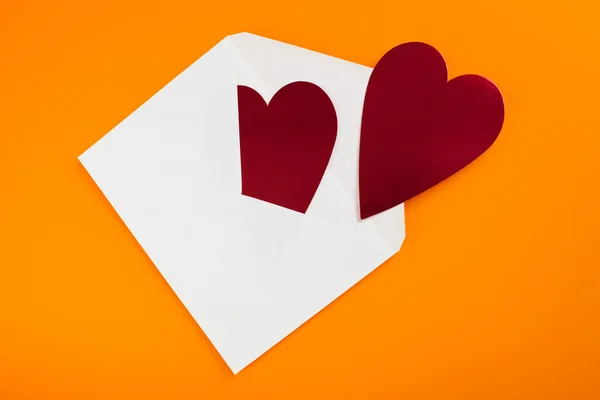 Červené srdce v papírové obálce — Stock fotografie