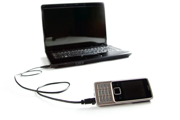 Celular conectado ao laptop — Fotografia de Stock