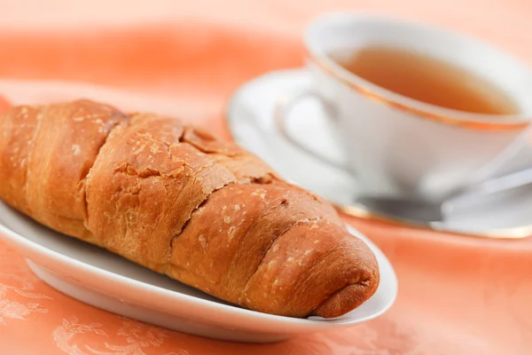 Croissant und Tee — Stockfoto