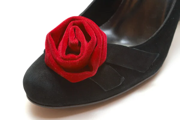 Rosa vermelha no sapato preto mulher — Fotografia de Stock