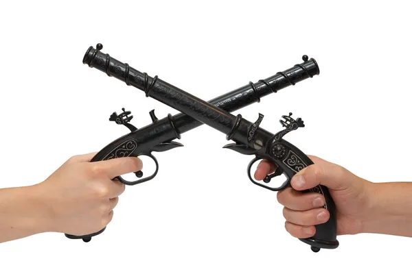 Две руки со старым пистолетом — стоковое фото