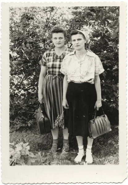 Две женщины — стоковое фото