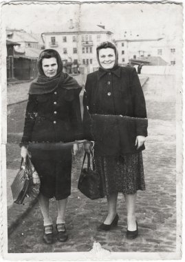 sokakta iki kadın