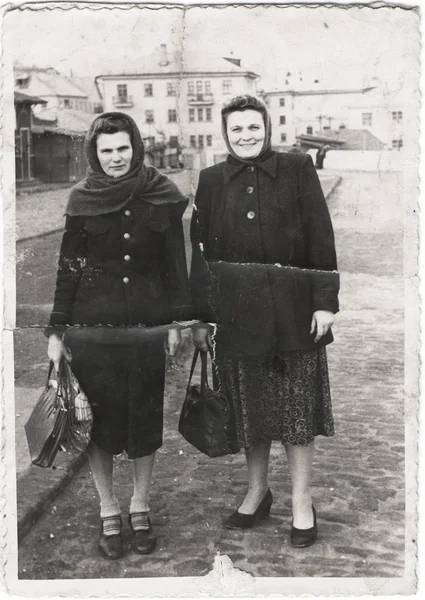 两个妇女在大街上 — 图库照片