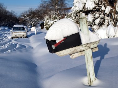 kar kaplı posta kutusu