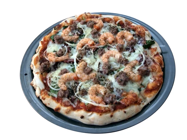 Pizza - krewetki i kiełbasa na białym tle — Zdjęcie stockowe