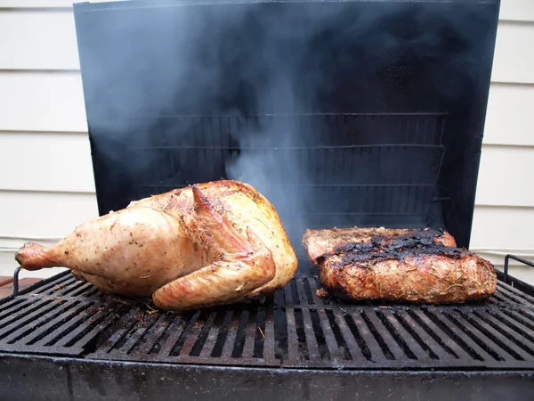 Marinaded turkey and pork loin on grill — Stock Photo, Image