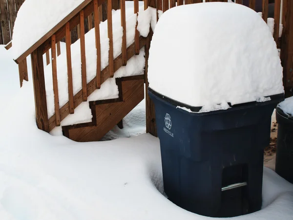 Snow covered recycle bin — Stock Photo, Image