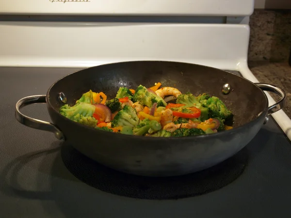 Shrimp and broccoli stirfry on stove — Stock Photo, Image