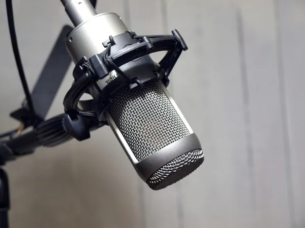 Студійний вокальний мікрофон та гранжева стіна 6 — стокове фото