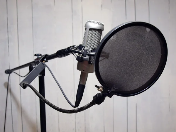 Студійний вокальний мікрофон і гранжева стіна 2 — стокове фото