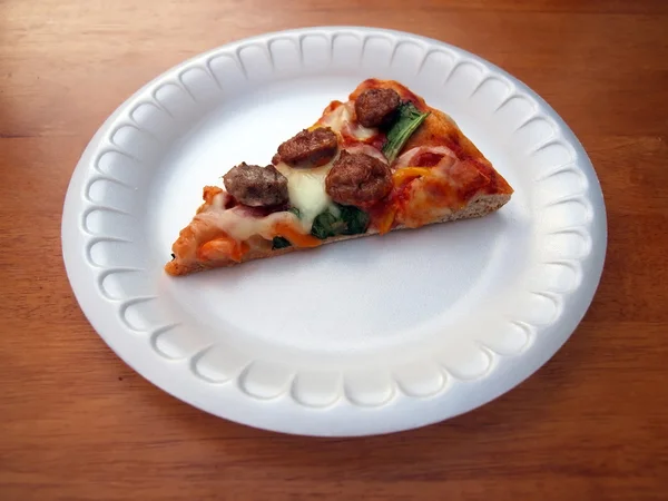 Pizza frisch gebacken Scheibe auf weißem Teller — Stockfoto