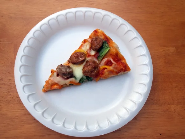 Fetta di pizza appena sfornata su piatto bianco — Foto Stock