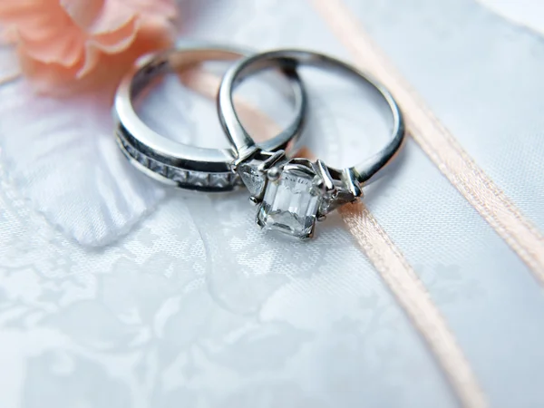 Платиновое свадебное кольцо 2 — стоковое фото