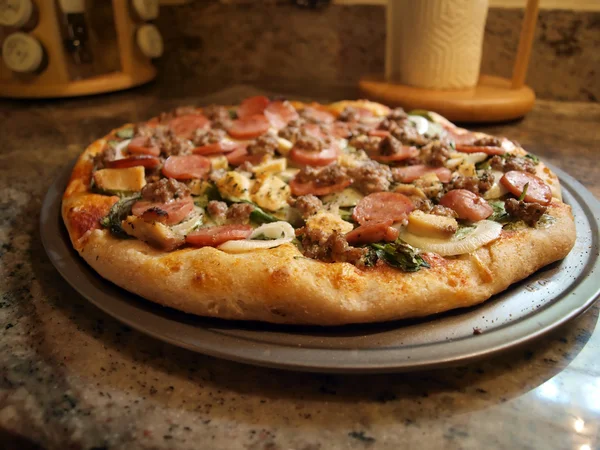 Pizza frisch gebacken 2 — Stockfoto