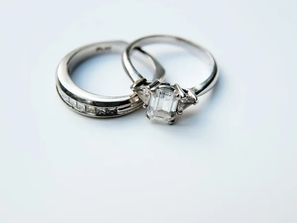 Platinum wedding ring on white 2 — Stock Photo, Image