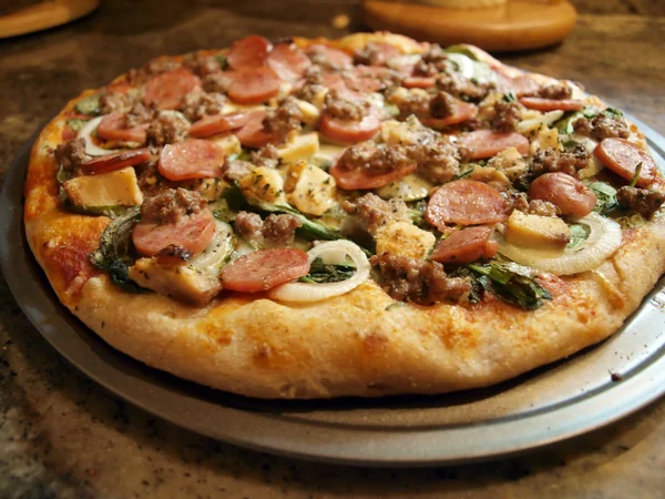 Pizza färskt bakad — Stockfoto