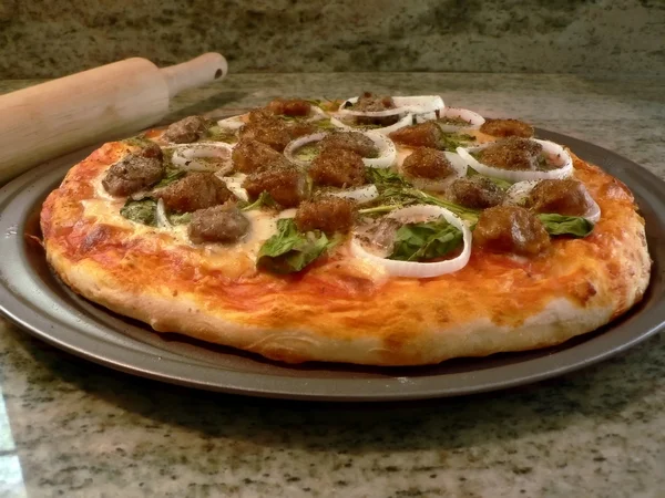 2 pişmiş taze pizza — Stok fotoğraf