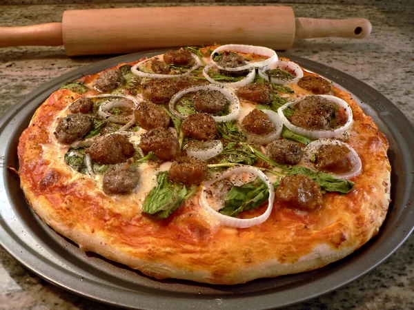 Färsk pizza bakad — Stockfoto