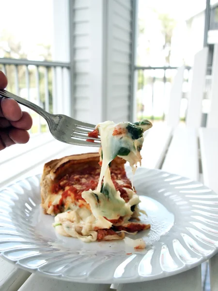Doldurulmuş pizza ve çatal — Stok fotoğraf