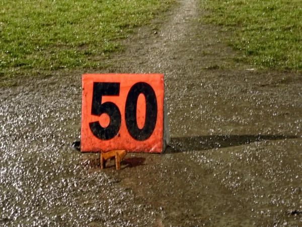 Futbol - 50 yard çizgisinde — Stok fotoğraf