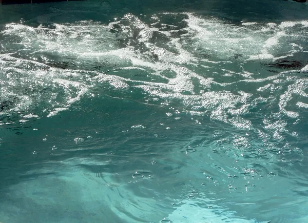 Närbild på vatten i en utomhus wirlpool — Stockfoto