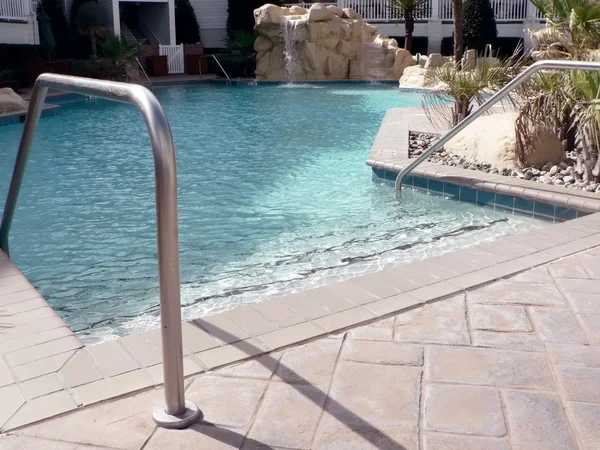 Piscina - piscina exterior em um resort — Fotografia de Stock