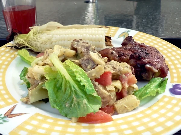 Кукурудза на грилі - курячий картопляний салат 2 — стокове фото