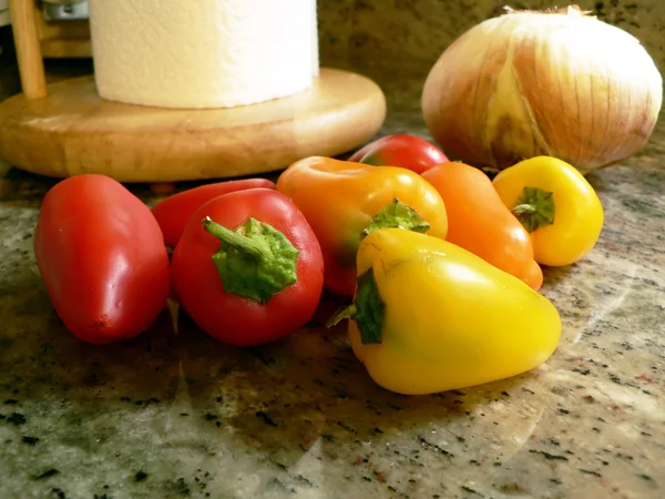 Πιπεριές στον πάγκο της κουζίνας 3 — Φωτογραφία Αρχείου
