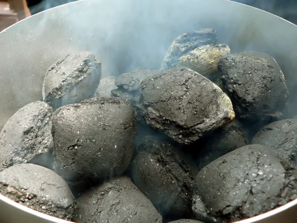 Carvão vegetal - smoldering em lata chaminé 2 — Fotografia de Stock