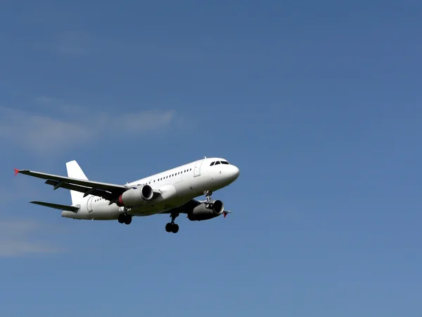 Jet plane in flight - landing — Stock Photo, Image