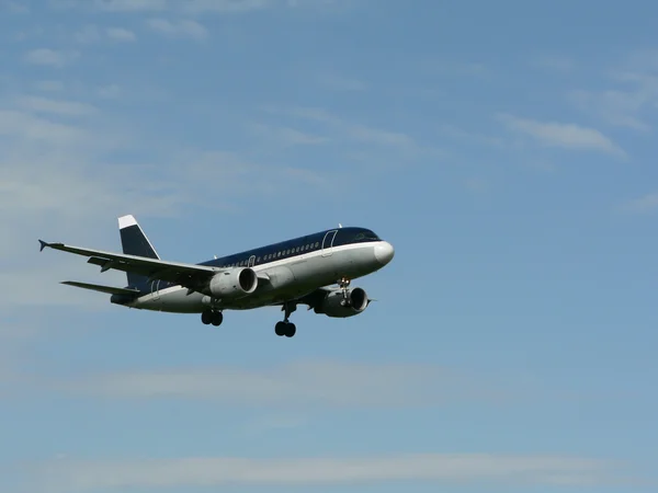 Jet plane in flight - landing — Stock Photo, Image