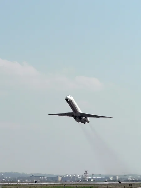 Commercial jet take off — Stock Photo, Image