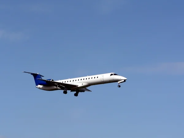 Jet plane in flight - landing side view — Stock Photo, Image